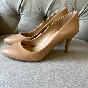 Women’s tan heels.